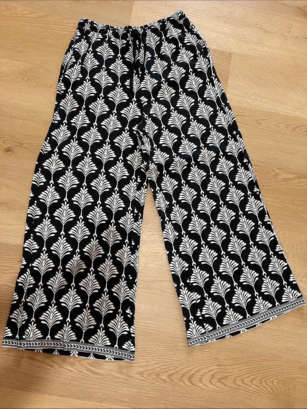Max Studio Black and White Floral Print Pants